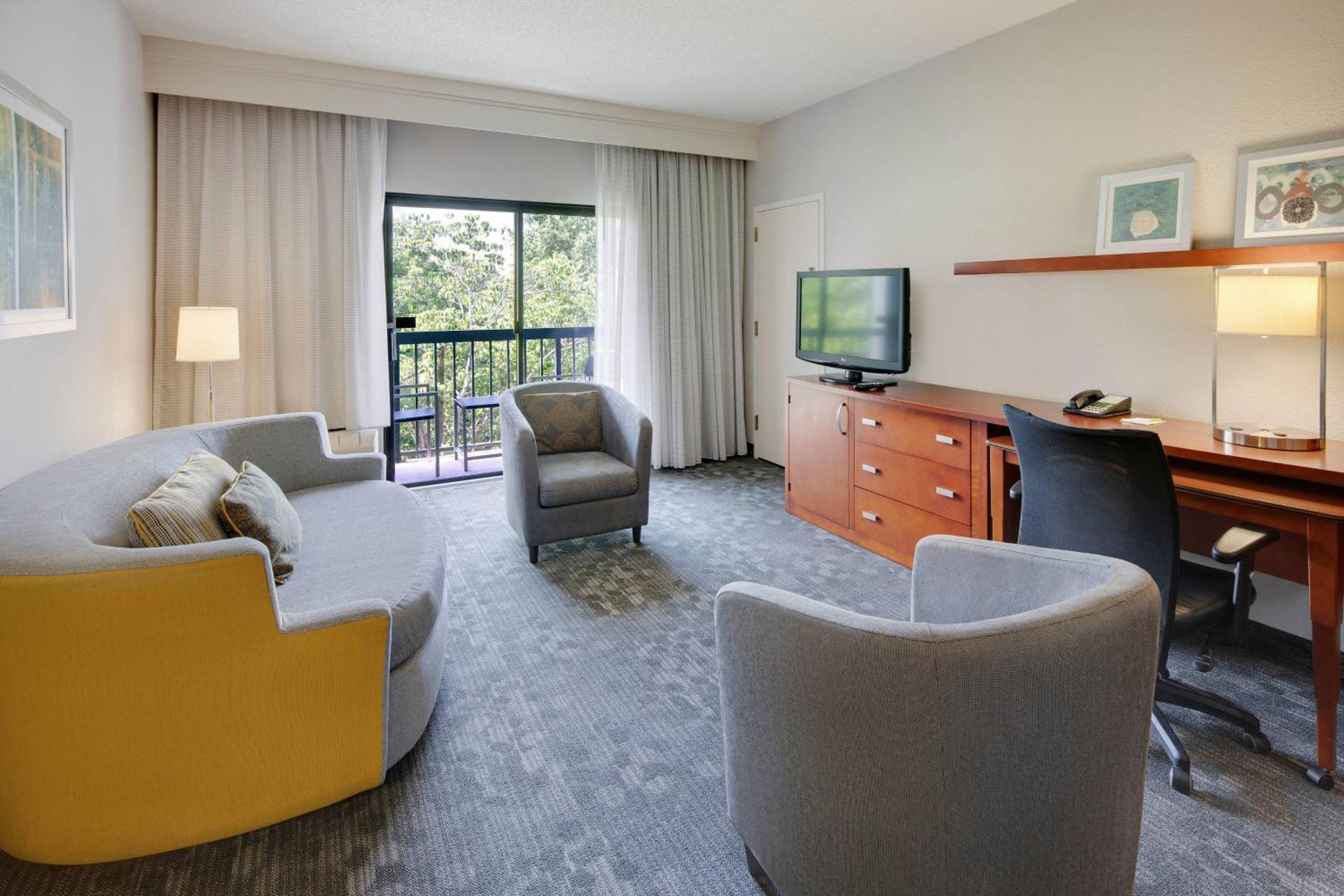 Отель Courtyard Atlanta Norcross/Peachtree Corners Экстерьер фото