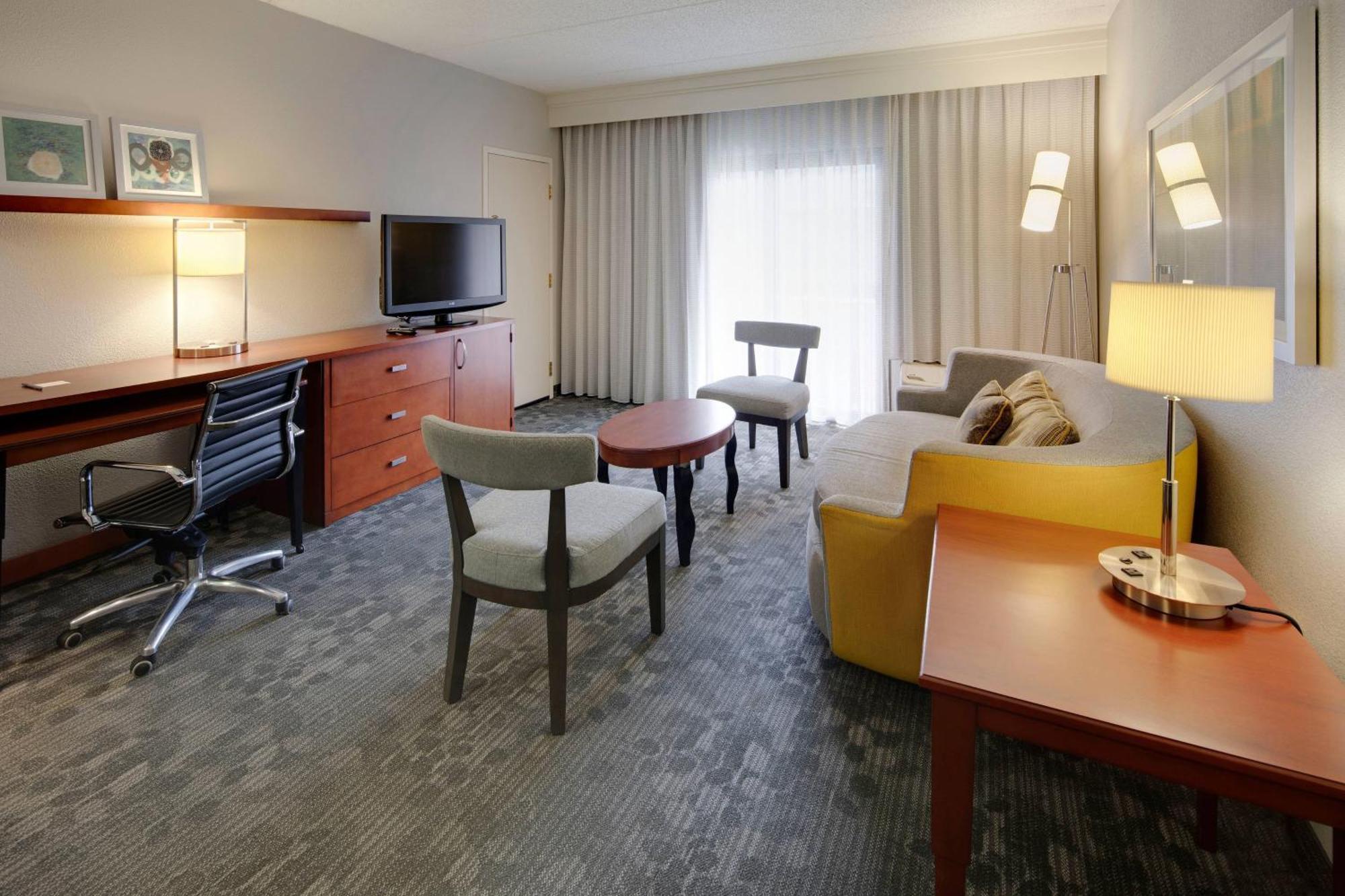 Отель Courtyard Atlanta Norcross/Peachtree Corners Экстерьер фото