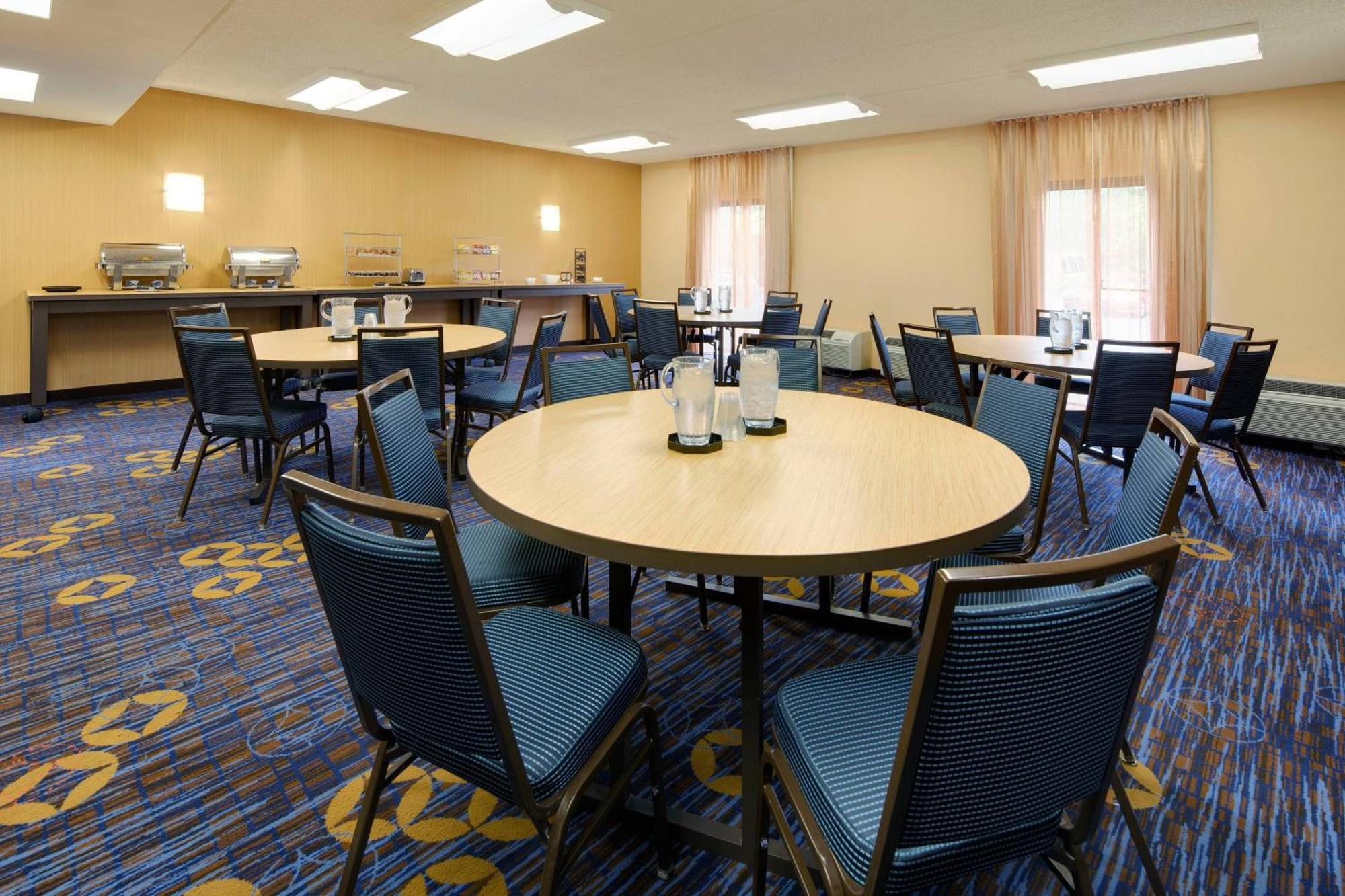 Отель Courtyard Atlanta Norcross/Peachtree Corners Экстерьер фото