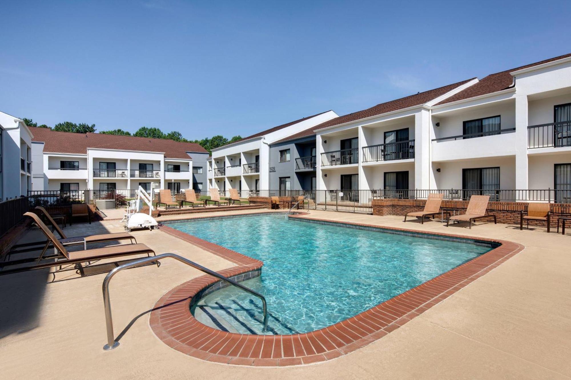 Отель Courtyard Atlanta Norcross/Peachtree Corners Экстерьер фото
