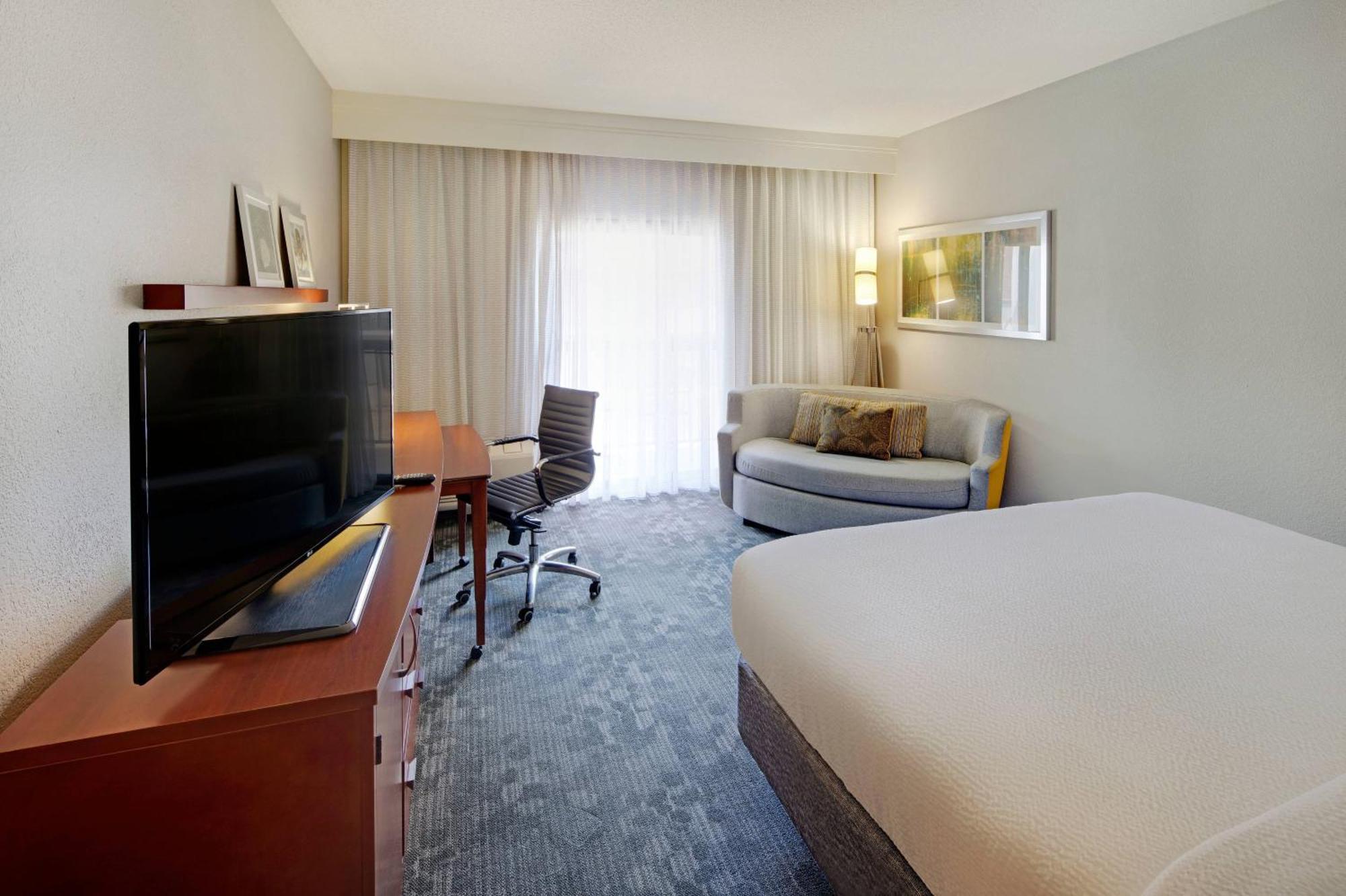 Отель Courtyard Atlanta Norcross/Peachtree Corners Экстерьер фото